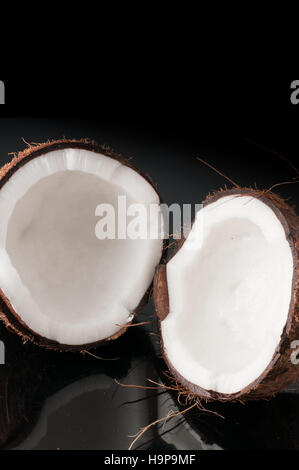 Kokosnuss in Hälfte gebrochen Stockfoto
