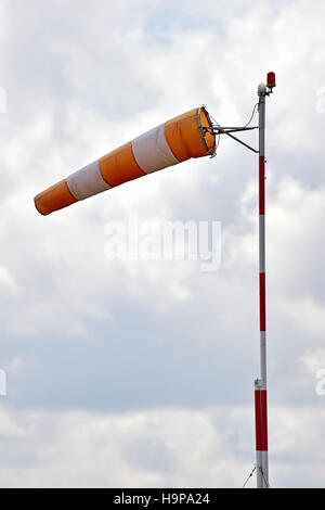 Windsack vom Wind mit bedecktem Himmel auf Hintergrund Stockfoto