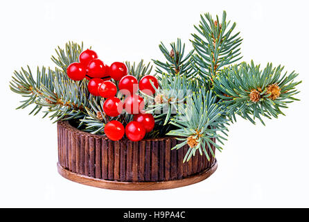 Weihnachtsbaum Dekoration und Trauben von rot Viburnum isoliert auf weiss Stockfoto