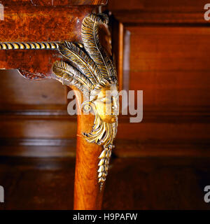 Detail der geschnitzten Cabriole Beine C18th Nussbaum Tische im Gobelin-Zimmer. Vergoldete Schnitzwerk an den Knien der mexikanischen indischen Köpfe, Stockfoto