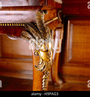 Detail der geschnitzten Cabriole Beine C18th Nussbaum Tische im Gobelin-Zimmer. Vergoldete Schnitzwerk an den Knien der mexikanischen indischen Köpfe, wahrscheinlich von Schrank-m Stockfoto