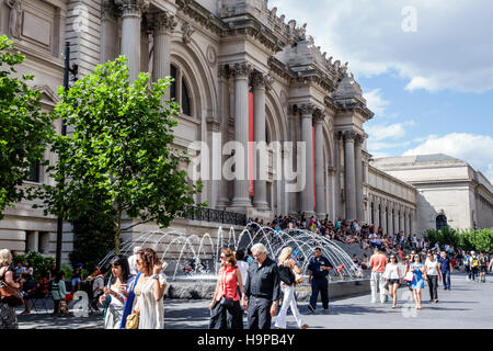 New York City, NY NYC, Manhattan, Upper East Side, Fifth Avenue, Metropolitan Museum of Art, Met, Vorderseite, Außenseite, Haupteingang, Brunnen, Treppen Treppen Stockfoto