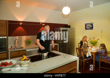 Deutschland, Junge Familie Mit Höhle in der Küche Stockfoto