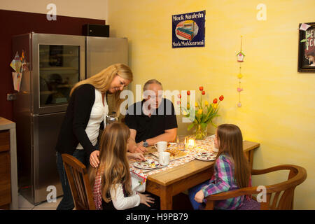 Deutschland, Junge Familie Mit Höhle in der Küche Stockfoto