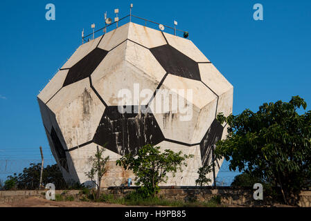 Mbombela Fußball-Kugel-Wasser-Reservoir für die WM 2010 gemalt Stockfoto