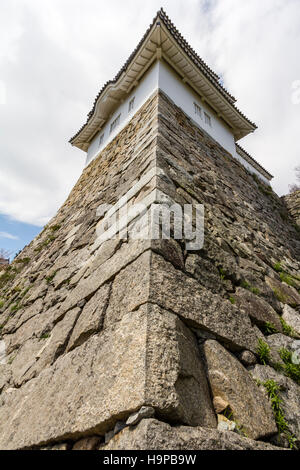 Japan, Akashi schloss, Kishun-jo. Low-Winkel, Ecke der Ishigaki Steinmauer und Hitsujisaru yagura, Revolver, hoch über dem Betrachter. Tagsüber. Stockfoto