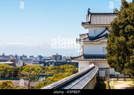 Japan, Akashi schloss, AKA Kishun-jo. Die drei Geschichte Hitsujisaru yagura, Revolver, mit blauem Himmel Hintergrund. Stockfoto