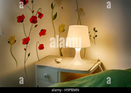 Wandsticker, Nachttisch und Lampe Stockfoto