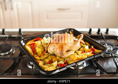 Gebratenes Huhn mit Kartoffeln und Gemüse im Ofen Stockfoto