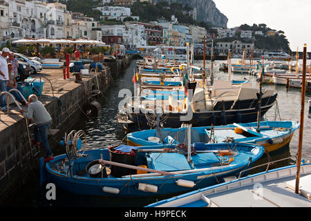 Mann Klettern von einem kleinen Boot auf Kai, Marina Grande, Capri, Kampanien, Italien, Europa Stockfoto