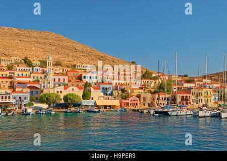 Chalki-Stadt auf der griechischen Insel Chalki abseits der nördlichen Küste von Rhodos in der Dodekanes Inselgruppe, Griechenland. Stockfoto
