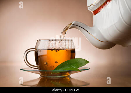 Heißer grüner Tee Cup in Gießen hautnah Stockfoto