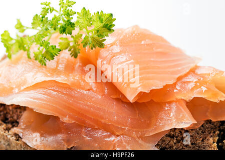 Frisch geräucherter Lachs Sandwich auf weißen close-up-Shooting Stockfoto