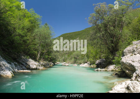 Blick auf den Fluss Soca (Isonzo) in der Nähe von Bovec, Slowenien Stockfoto