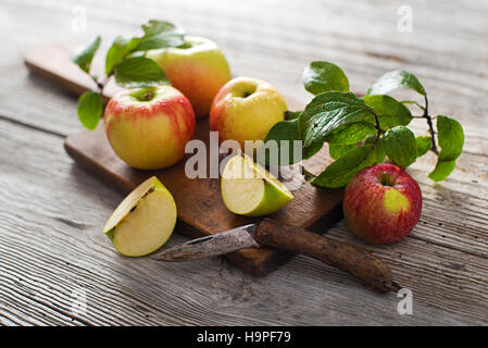 Bio-Äpfel auf hölzernen Hintergrund hautnah Stockfoto