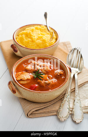 Frisch Gulasch mit Polenta Shooting hautnah Stockfoto