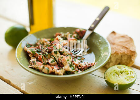 Oktopus-Salat mit Olivenöl, Limette und Petersilie Stockfoto