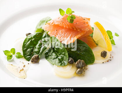 Geräucherter Lachs mit Spinat, Kapern und Frühlingszwiebeln hautnah Stockfoto