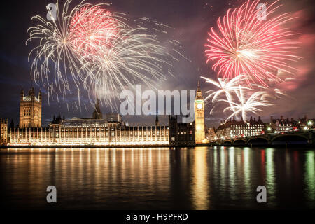 explosive Feuerwerk rund um Big Ben. Silvester Silvester Feier Hintergrund Stockfoto