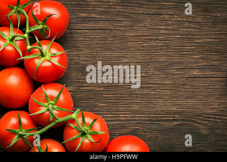 Frische Kirschtomaten auf rustikalen hölzernen Hintergrund Stockfoto