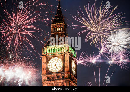 explosive Feuerwerk rund um Big Ben. Silvester Silvester Feier Hintergrund Stockfoto