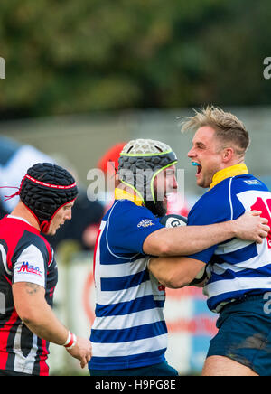 Rugby-Spieler begeistert nach seinem Tor mit einem Hauch. Stockfoto