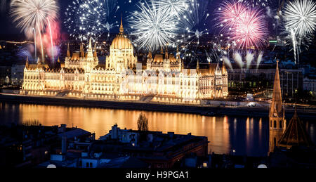 Feuerwerk und das ungarische Parlament, Budapest Stockfoto