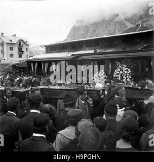 Cortina d’Apezzo Italien 1921 Massenbeerdigung italienische Soldaten wurden nach dem großen Krieg aus den alpinen Gräbern geborgen Stockfoto