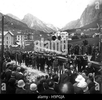 Cortina d’Apezzo Italien 1921 Massenbeerdigung italienische Soldaten wurden nach dem großen Krieg aus den alpinen Gräbern geborgen Stockfoto