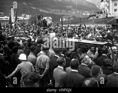 Cortina d’Apezzo Italien 1921 Massenbeerdigung italienische Soldaten wurden nach dem großen Krieg aus den alpinen Gräbern geborgen Stockfoto