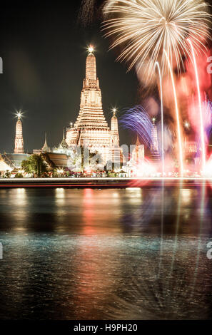 exotische Neujahr - Bangkok Silvester Countdown Feuerwerk am Wat Arun