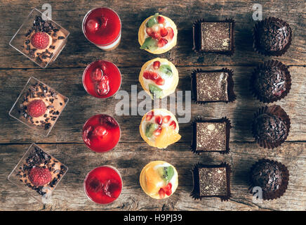 Obst und Schokolade Mini-Kuchen auf dem Tisch sortiert Stockfoto