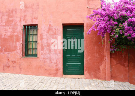 Vorderansicht eines alten Hauses in Colonia del Sacramento, Uruguay. Stockfoto