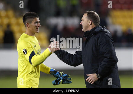 AZ Alkmaar-Manager John van Den Brom feiert Sieg mit Torhüter Sergio Rochet, nach der UEFA-Champions-League-Spiel im Tallaght Stadium, Dublin. Stockfoto