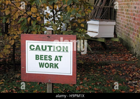 Vorsicht, Bienen am Werk-Schild in der Nähe von Hive, Herbst Stockfoto