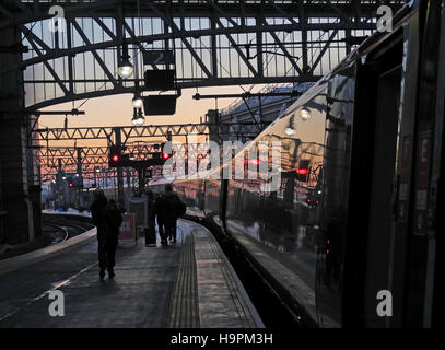 Glasgow Hauptbahnhof - Bahnsteig für Passagiere in der Abenddämmerung, Einstieg in den Avanti Tren-Italia WCML West Coast Mainline Zug Stockfoto