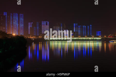 moderne Stadt in der Nacht Stockfoto