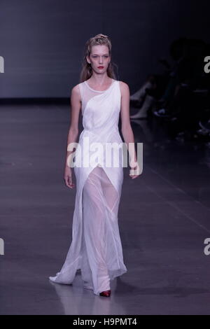 Ein Modell geht auf dem Laufsteg bei der UNTTLD Modenschau statt während der Montréal Fashionweek Stockfoto