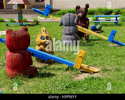 Kinderspielplatz mit Schaukeln aus Holz Stockfoto