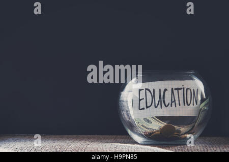 Etikette auf ein Glas mit der Aufschrift - Bildung Stockfoto