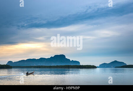 Fischer zum Angeln in jeden Morgen mit Longtailboot in Samchong-Tai Fischerdorf am Sonnenaufgang in Phang-Nga, Thailand. Stockfoto