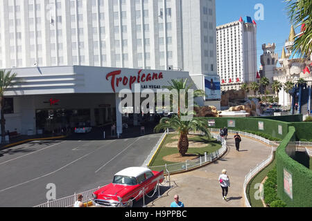 Tropicana Las Vegas Casino Hotel Resort, Las Vegas, Nevada, USA. Chevrolet Bel Air Limousine-57 vor. Stockfoto