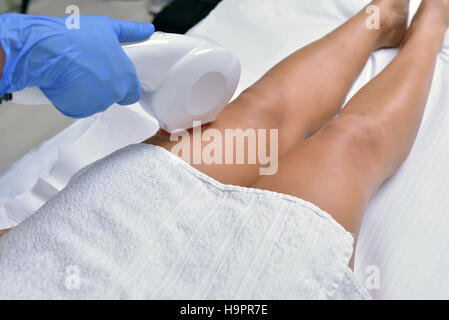 Frau immer Haut-Laser-Behandlung in einem Schönheitssalon, Nahaufnahme Stockfoto