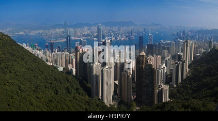 Blick auf Hong Kong und Kowloon vom Victoria Peak Tower. Hong Kong, China, SAR, an einem sonnigen Tag Stockfoto