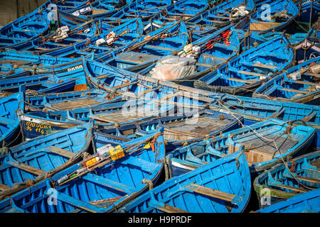 Alte blaue rostigen Boote In Essaouira Port, Marokko Stockfoto
