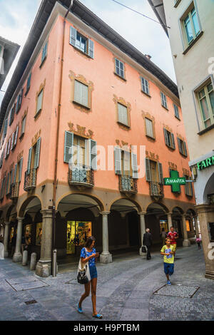 Lugano, Schweiz - 26. August 2013: Touristen an der Via Pessina Street in der Innenstadt von luxuriösen Resort Lugano im Kanton Tessin der Schweiz. Stockfoto