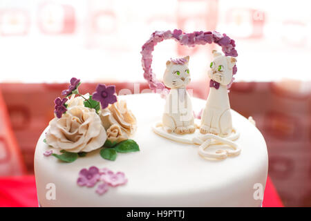 Mastix Hochzeitstorte dekoriert mit Blumen und Katze Figuren, Nahaufnahme Stockfoto