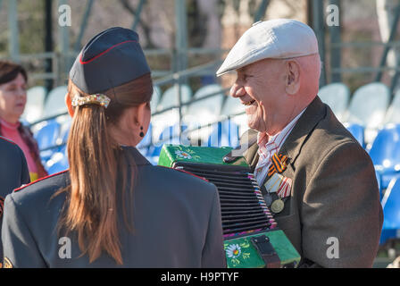 Älterer Veteran des zweiten Weltkriegs mit Akkordeon Stockfoto