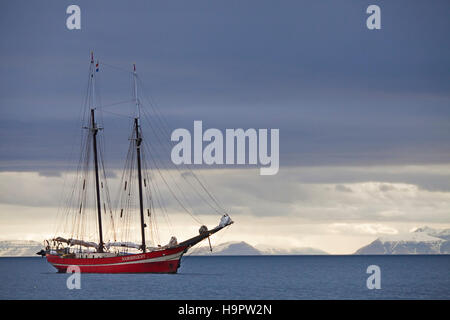 S/V Noorderlicht, zwei-Mast-Schoner, Baujahr 1910, jetzt Expedition Kreuzfahrt Schiff im Isfjorden, Svalbard / Spitzbergen, Norwegen Stockfoto