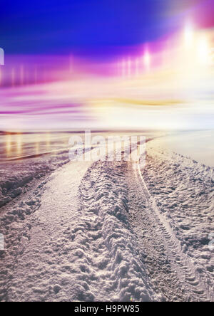 Schneebedeckte Straße nach Norden, polaren Lichter am Himmel Stockfoto